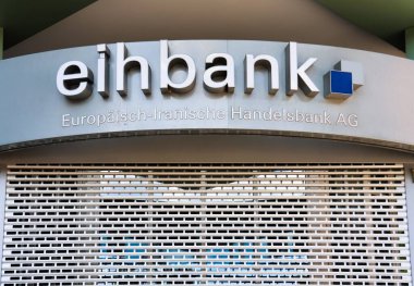 Hamburg, Almanya - 23. Ağustos 2025: Europisch-Iranische Handelsbank AG logosu Hamburg şubesinin kapalı kepenklerinde sergilendi 