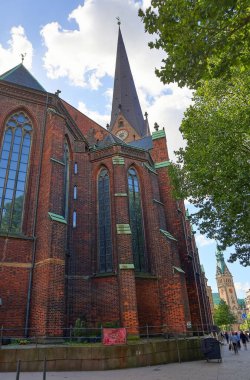 Hamburg, Almanya - 23. Ağustos 2025: Heybetli St. Petri Kilisesi, yükselen kulesiyle Hamburg 'un siluetine hakim oldu ve tarihi modern kentsel yaşamla harmanladı.