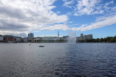 Hamburg, Almanya - 23. Ağustos 2025: Hamburg, Almanya 'daki Binnenalster panoramik manzarası, yelkenli ve çeşmeli