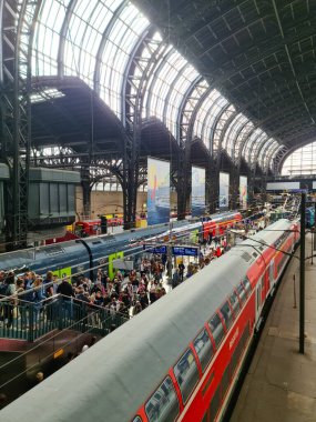 Hamburg, Almanya - 23. Ağustos 2025: Almanya 'nın Hamburg Hauptbahnhof istasyonunda turistler ve banliyö trenlerine binenler