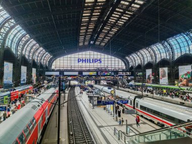 Hamburg, Almanya - 23. Ağustos 2025: Almanya 'daki Hamburg Hauptbahnhof merkez istasyonundan kalkmayı bekleyen yolcular