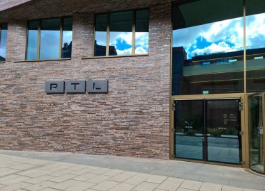 Hamburg, Almanya - 23. Ağustos 2025: Almanya 'nın Hamburg kentinde logo ve girişi olan modern RTL Group ofis binası