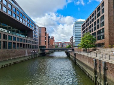 Hamburg, Almanya - 23. Ağustos 2025: Modern binalar ve Hamburg, Almanya 'da bir kanal üzerindeki köprü, pitoresk bir kent manzarası yaratıyor