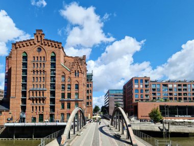 Hamburg, Almanya - 23. Ağustos 2025: Tarihsel Uluslararası Denizcilik Müzesi Hamburg Kanalı üzerinde gururla duruyor, tarihi mimariyle modern tuğla yapıları canlı mavi gökyüzü altında harmanlıyor