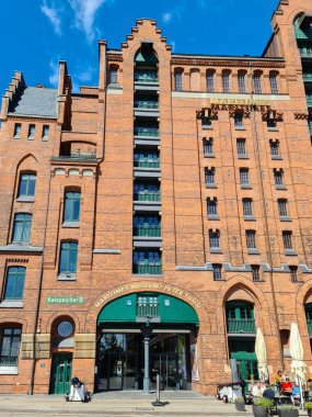 Hamburg, Almanya - 23. Ağustos 2025: Uluslararası Deniz Müzesi 'ne ev sahipliği yapan Kaispeicher B cephesi Hamburg' da açık mavi gökyüzüne karşı yükseliyor