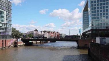 Hamburg, Almanya - 23. Ağustos 2025: Almanya 'nın Hamburg kentindeki Ericusbrcke köprüsünden geçen şehir trafiği