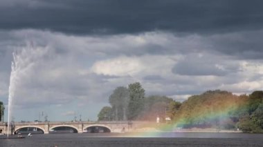Almanya, Hamburg 'daki Alster Gölü' ne su püskürten çeşme, Lombardsbrucke köprüsü üzerinde bir gökkuşağı oluşturuyor.