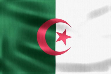 Cezayir bayrağının kumaş dokusunun sallanması, yeşil, beyaz ve kırmızının canlı renklerini sergilemek, ulusal gurur ve kimliği sembolize eder.
