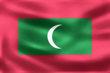 Maldivler 'in gerçekçi bayrağı rüzgarda zarif bir şekilde sallanıyor, yeşil, kırmızı ve beyaz renkli ulusal gurur ve kimliği simgeliyor.