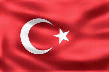 Gerçekçi Türk bayrağı rüzgarda zarif bir şekilde sallanıyor, canlı kırmızı ve beyaz renkler sergiliyor, ulusal gurur ve kimliği simgeliyor