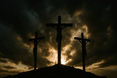 İsa 'nın siluetleri ve Golgotha Dağı' nda çarmıha gerilen iki hırsızın dramatik günbatımı.