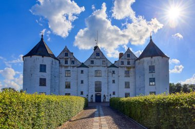 Gluecksburg, Almanya - 29. Ağustos 2025: Majestic Schloss Gluecksburg, bir Rönesans su kalesi, Kuzey Almanya 'da parlak bir yaz gökyüzünün altında gururla duruyor