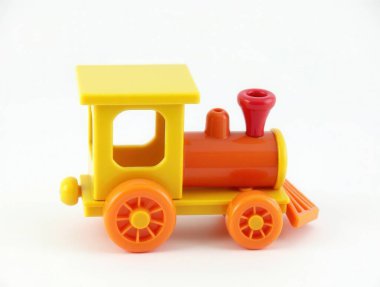 Renkli çocukların oyuncak trenleri parlak beyaz bir arka planda izole bir şekilde oturur, eğlencenin, oyunculuğun ve çocukluk hayalgücünün özünü yakalar.