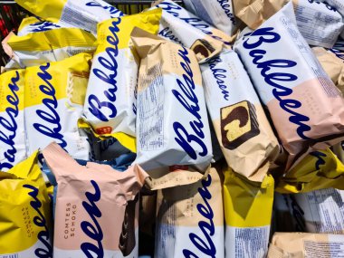 Bahlsen Comtess cake packages filling a shopping cart, showing abundance of snacks
