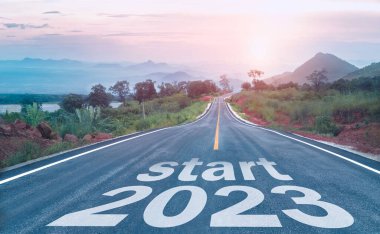 2023 'ü gün batımında asfalt yolun ortasındaki otoyolda yazmaya başla. 2022-2023 için planlama ve meydan okuma kavramı, iş stratejisi, fırsat, umut, yeni bir hayat değişimi..