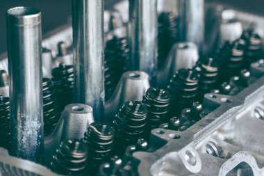 Motor vanalarının bakım denetimi, motor silindiri başı. Motor başlığı ve vanaların tamiri. Modern otomobil servisinde parçalanmış makine motoru