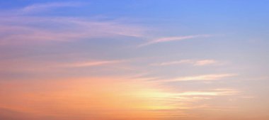 Güneşin boyadığı güzel gökyüzü parlak altın gölgeler bırakıyor. Kış akşamları alacakaranlık gökyüzünde yoğun bulutlar. Akşam vakti gökyüzünün görüntüsü.