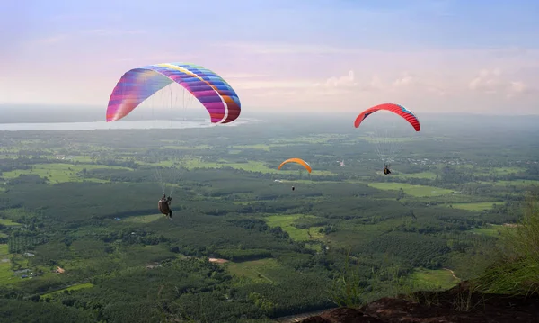 空をパラグライダー パラグライダーの上空を飛ぶ風景太陽セット極端なスポーツの概念は 冒険の挑戦を取る — ストック写真