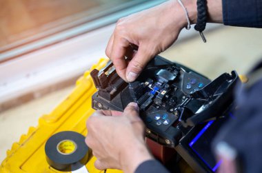 Banner Teknik Fiberoptik Füzyon Birleşmesi 'nin şablonu. Fiber Optik Füzyon Bağlama Makinesi, fiber optik kablo ekleme makinesi ile kablolu bağlantı için çalışan işçiler