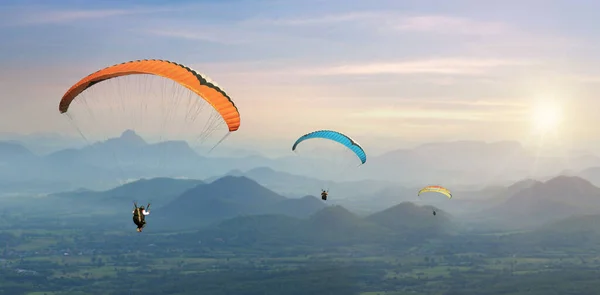Paragliding Obloze Paraglider Létání Nad Krajina Západ Slunce Koncept Extrémního — Stock fotografie