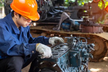 Conta el ele mühürleniyor. Tamirci blok motor aracını söküyor. Motor, piston ve otomotiv teknolojisinin bağlantı çubuğuyla bir tamir standında. Onarım ve bakım.