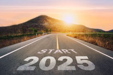 2025 'i gün batımında asfalt yolun ortasında otoyolda yazmaya başla. 2024-2025 için planlama ve meydan okuma kavramı, iş stratejisi, fırsat, umut, yeni bir hayat değişimi..