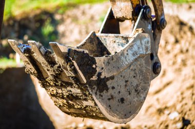 Ev inşaatındaki ilk basamağı kazıcıyla kapat.