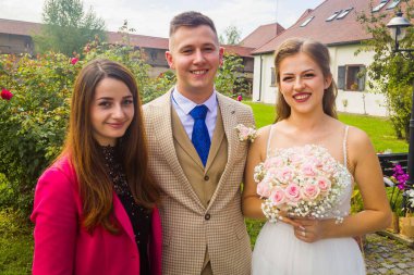 Sadece evli çift portresi, doğada davetliler var.. 