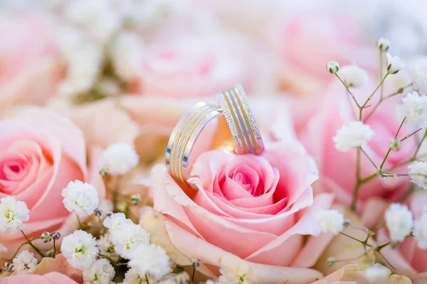 Close Beautiful Wedding Ring Bridal Bouquet — Stock Photo, Image