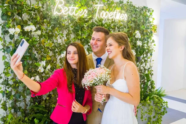 Migliore Amico Prendendo Selfie Con Coppia Sul Loro Matrimonio Civile — Foto Stock