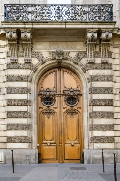 Paříž Starobylé Vyřezávané Dveře Krásná Fasáda Luxusní Čtvrti — Stock fotografie