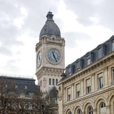 Paris, Lyon garının saati, merkezdeki tren istasyonu.