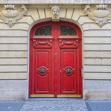 Paris, eski bir ahşap kapı, lüks bir mahallede güzel bir cephe, 8. bölgede.