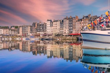 Honfleur, Fransa 'nın güzel şehri, Sabahları liman, Nehrin yansıması