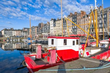 Honfleur, Fransa 'nın güzel şehri, Sabahları liman, Nehrin yansıması