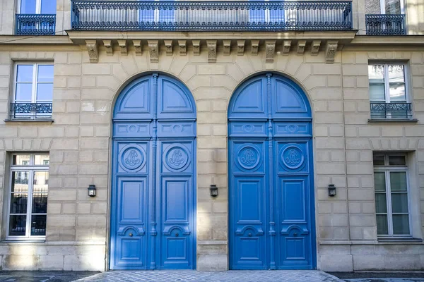 Париж Две Старинные Деревянные Двери Красивый Фасад Роскошном Районе Rue — стоковое фото