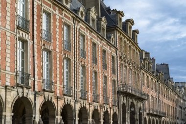 Paris, Marais 'deki Vosges Meydanı, halka açık parkı olan güzel binalar.