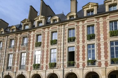 Paris, Marais 'deki Vosges Meydanı, halka açık parkı olan güzel binalar.