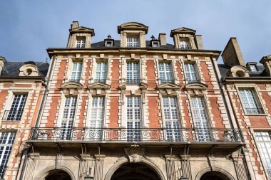 Paris, Marais 'deki Vosges Meydanı, halka açık parkı olan güzel binalar.