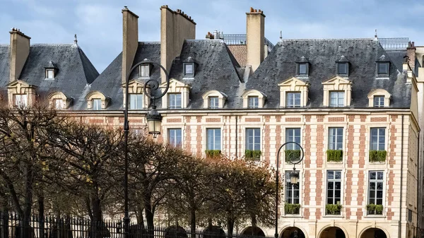 Париж Площадь Вогезов Марэ Красивые Здания Общественным Парком — стоковое фото