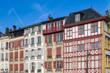 Bask paralı Bayonne, tarihi merkezde renkli panjurlu tipik cepheler.