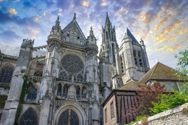 Senlis, Fransa 'nın ortaçağ şehri, tarihi merkezdeki Notre-Dame katedrali.