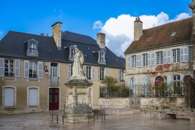 Bourges, Fransa 'daki ortaçağ şehri, merkezdeki eski binalar.