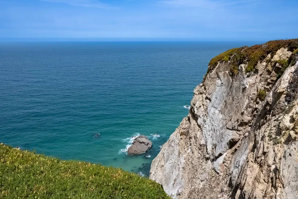 Portekiz 'deki Cabo da Roca, yazın Atlantik denizinin altındaki uçurumlar.