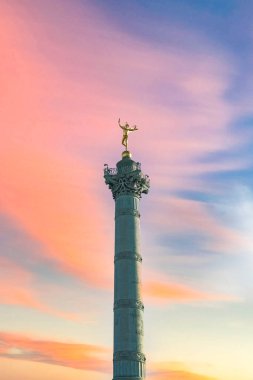 Paris, de la Bastille, altın melek heykeliyle sütun, günbatımı