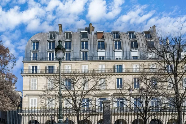 Paris Edifício Típico Com Poste Iluminação Fachada Parisiense Rue Rivoli — Fotografia de Stock
