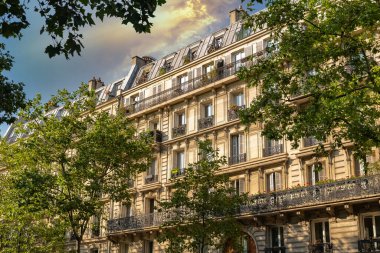 Paris, 11. Bölgede güzel bir bina, tipik cepheler.