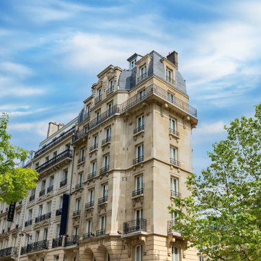 Paris, tipik cepheler ve caddeler, güzel binalar Reaumur sokağı.