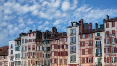 Bayonne Bask parasıyla, tipik ön cepheler ve Nive nehri üzerindeki köprü.