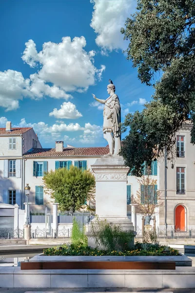 Nimes Stad Frankrijk Een Mooi Bebost Plein Het Historische Centrum — Stockfoto